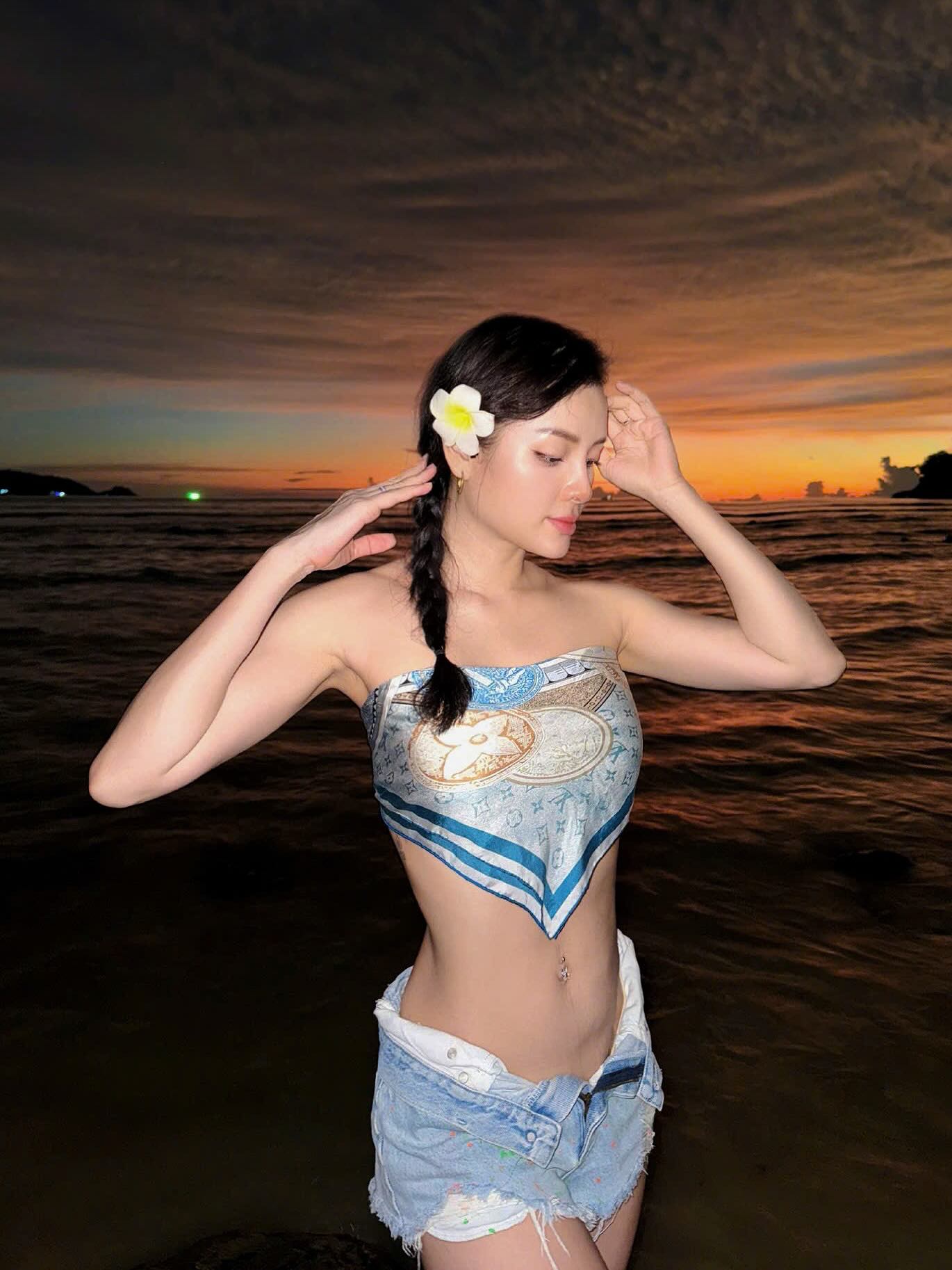 Hot mom Vbiz đẻ 3 con vẫn khoe vòng eo đáng ghen tị, tuyên bố 1 câu mà hội chị em bỉm sữa ngay lập tức vỗ tay - Ảnh 2. Hot mom Vbiz đẻ 3 con vẫn khoe vòng eo đáng ghen tị, tuyên bố 1 câu mà hội chị em bỉm sữa ngay lập tức vỗ tay - Ảnh 2.