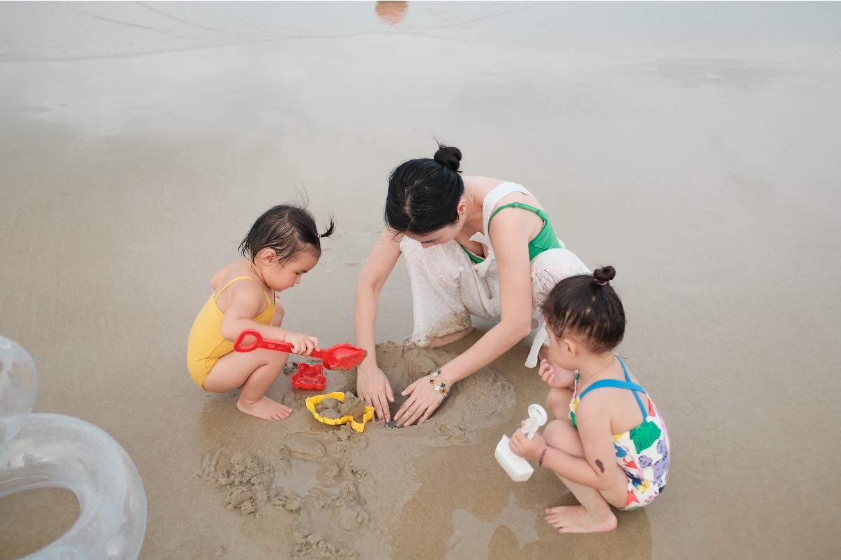 Những bức hình đi biển cực xinh của Pam khiến fan giật mình nhận ra "em bé mặt vuông" lớn nhanh quá rồi!- Ảnh 1. Những bức hình đi biển cực xinh của Pam khiến fan giật mình nhận ra "em bé mặt vuông" lớn nhanh quá rồi!- Ảnh 1.
