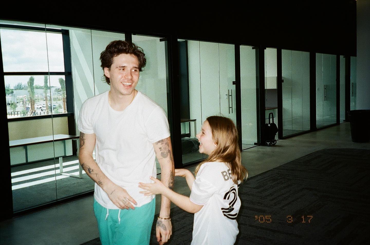 Ảnh: Harper Beckham từng là em gái út hạnh phúc nhất trong vòng tay anh cả, chị dâu, nay chỉ còn tiếc nuối...- Ảnh 8. Ảnh: Harper Beckham từng là em gái út hạnh phúc nhất trong vòng tay anh cả, chị dâu, nay chỉ còn tiếc nuối...- Ảnh 8.