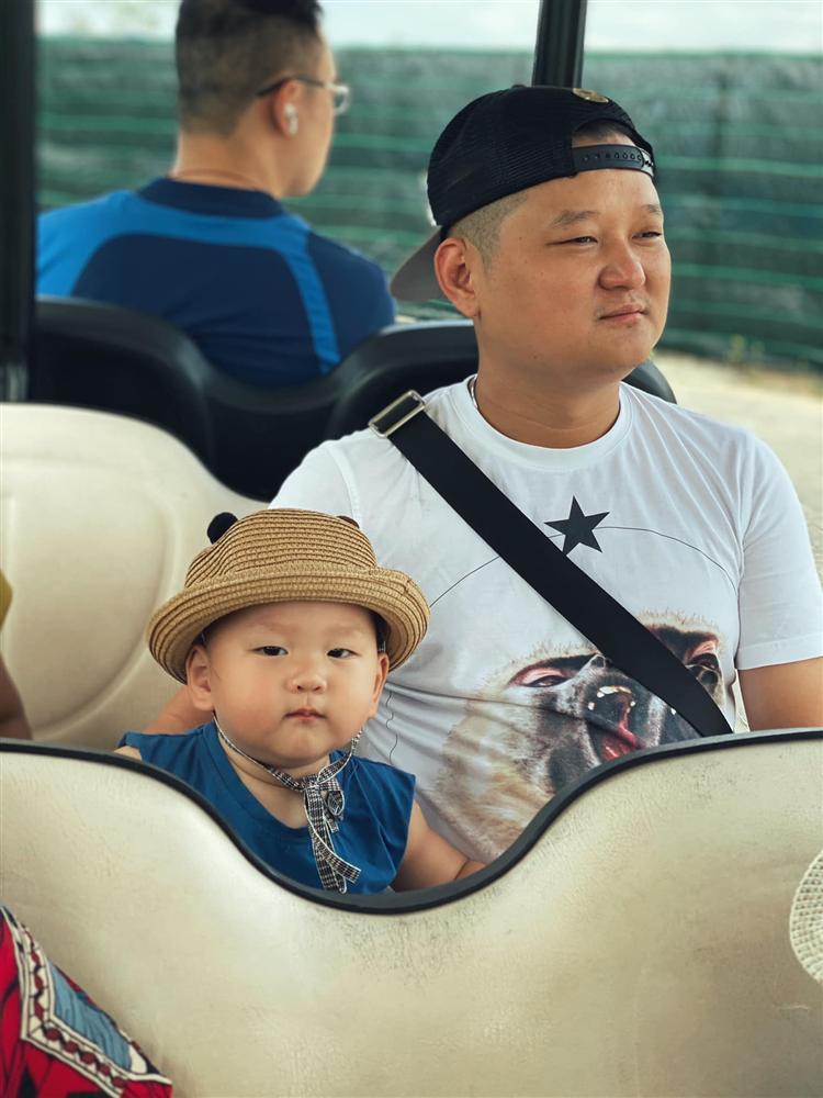 Trà My Idol tung bức ảnh của thánh meme Hayden năm ấy: "Siêu ngấn" thế kia hỏi sao mẹ My phải sắm hẳn chiếc địu trợ lực quốc dân- Ảnh 2. Trà My Idol tung bức ảnh của thánh meme Hayden năm ấy: "Siêu ngấn" thế kia hỏi sao mẹ My phải sắm hẳn chiếc địu trợ lực quốc dân- Ảnh 2.