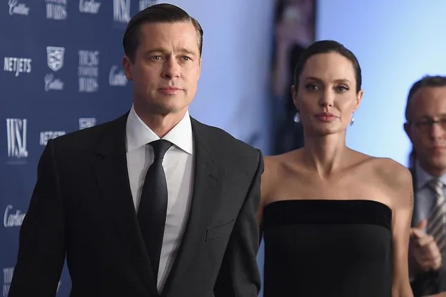 Brad Pitt đòi xem tin nhắn của Angelina Jolie - Ảnh 1. Brad Pitt đòi xem tin nhắn của Angelina Jolie - Ảnh 1.