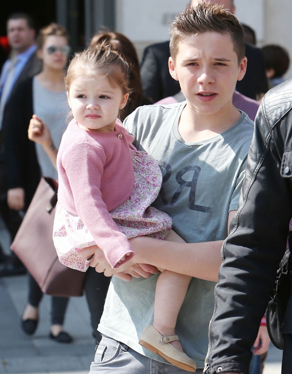 Ảnh: Harper Beckham từng là em gái út hạnh phúc nhất trong vòng tay anh cả, chị dâu, nay chỉ còn tiếc nuối...- Ảnh 5. Ảnh: Harper Beckham từng là em gái út hạnh phúc nhất trong vòng tay anh cả, chị dâu, nay chỉ còn tiếc nuối...- Ảnh 5.