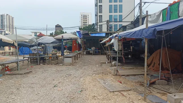 Tiểu thương ở chợ Phùng Khoang bức xúc vì bị 'vạ lây' vụ thịt lợn nhiễm dịch tả lợn châu Phi - Ảnh 4. Tiểu thương ở chợ Phùng Khoang bức xúc vì bị 'vạ lây' vụ thịt lợn nhiễm dịch tả lợn châu Phi - Ảnh 4.