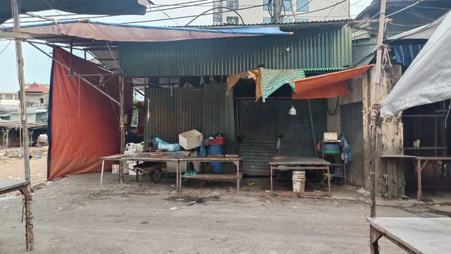 Tiểu thương ở chợ Phùng Khoang bức xúc vì bị 'vạ lây' vụ thịt lợn nhiễm dịch tả lợn châu Phi - Ảnh 3. Tiểu thương ở chợ Phùng Khoang bức xúc vì bị 'vạ lây' vụ thịt lợn nhiễm dịch tả lợn châu Phi - Ảnh 3.