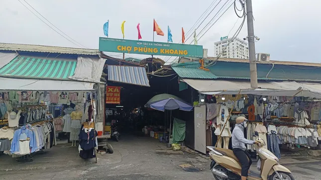 Tiểu thương ở chợ Phùng Khoang bức xúc vì bị 'vạ lây' vụ thịt lợn nhiễm dịch tả lợn châu Phi - Ảnh 1. Tiểu thương ở chợ Phùng Khoang bức xúc vì bị 'vạ lây' vụ thịt lợn nhiễm dịch tả lợn châu Phi - Ảnh 1.