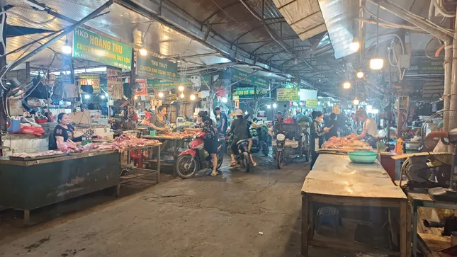 Tiểu thương ở chợ Phùng Khoang bức xúc vì bị 'vạ lây' vụ thịt lợn nhiễm dịch tả lợn châu Phi - Ảnh 5. Tiểu thương ở chợ Phùng Khoang bức xúc vì bị 'vạ lây' vụ thịt lợn nhiễm dịch tả lợn châu Phi - Ảnh 5.