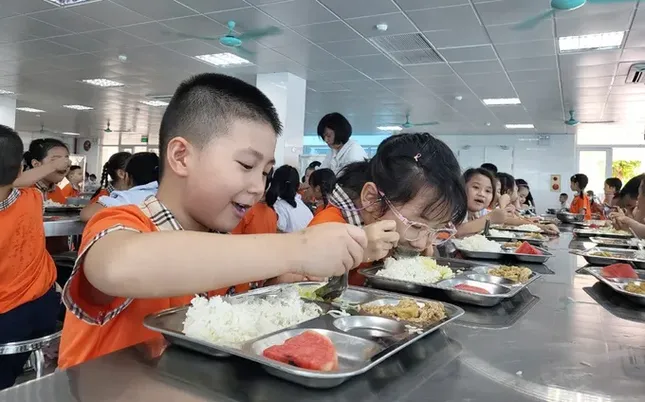 Hà Nội sẽ chi hơn 3.000 tỷ lo bữa ăn trưa cho học sinh tiểu học - Ảnh 1. Hà Nội sẽ chi hơn 3.000 tỷ lo bữa ăn trưa cho học sinh tiểu học - Ảnh 1.