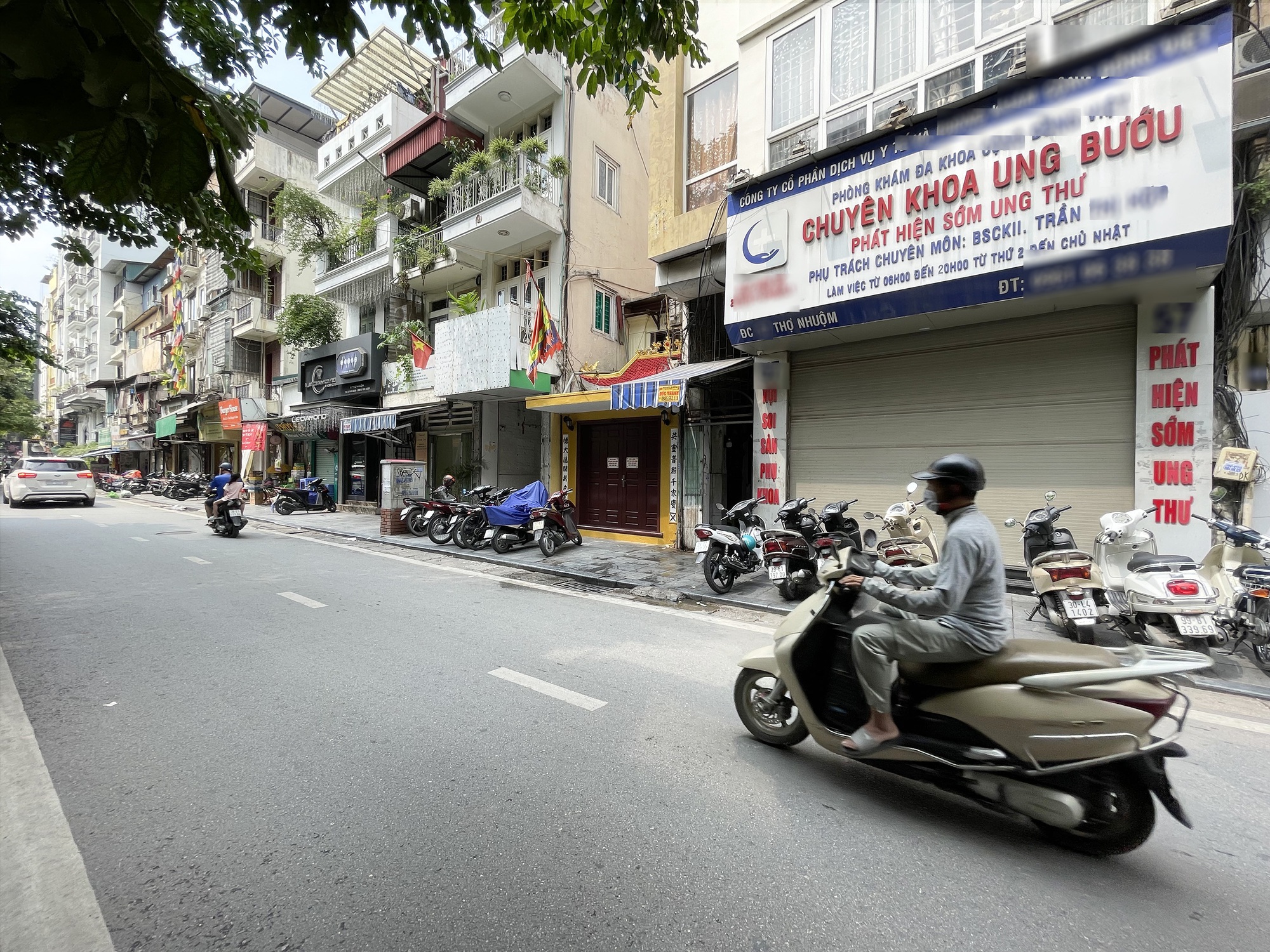 Video hàng loạt phòng khám tư nhân xung quanh BV Phụ sản Trung ương ở Hà Nội bất ngờ đóng cửa: Chuyện gì đây? - Ảnh 2. Video hàng loạt phòng khám tư nhân xung quanh BV Phụ sản Trung ương ở Hà Nội bất ngờ đóng cửa: Chuyện gì đây? - Ảnh 2.