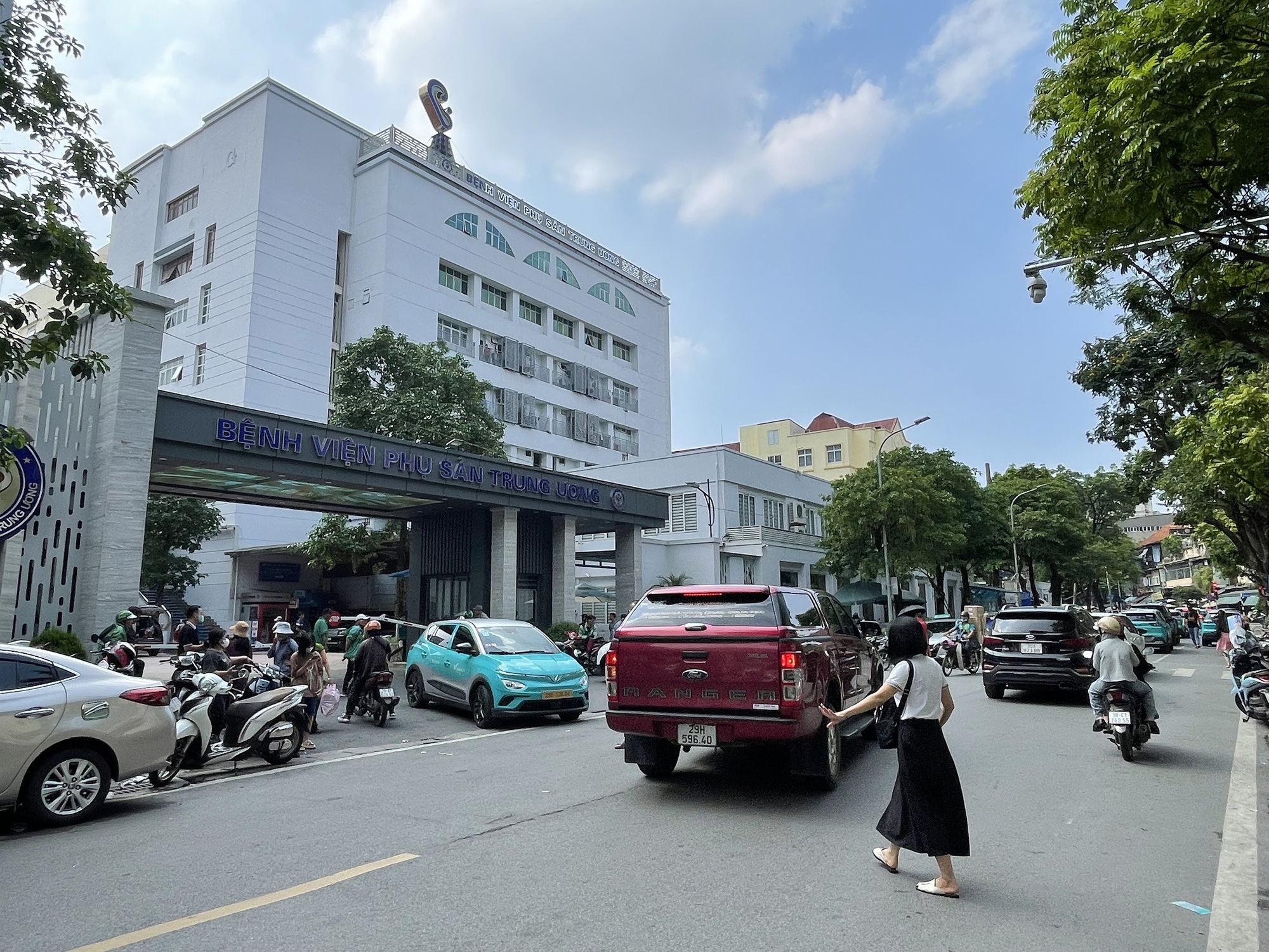 Video hàng loạt phòng khám tư nhân xung quanh BV Phụ sản Trung ương ở Hà Nội bất ngờ đóng cửa: Chuyện gì đây? - Ảnh 1. Video hàng loạt phòng khám tư nhân xung quanh BV Phụ sản Trung ương ở Hà Nội bất ngờ đóng cửa: Chuyện gì đây? - Ảnh 1.