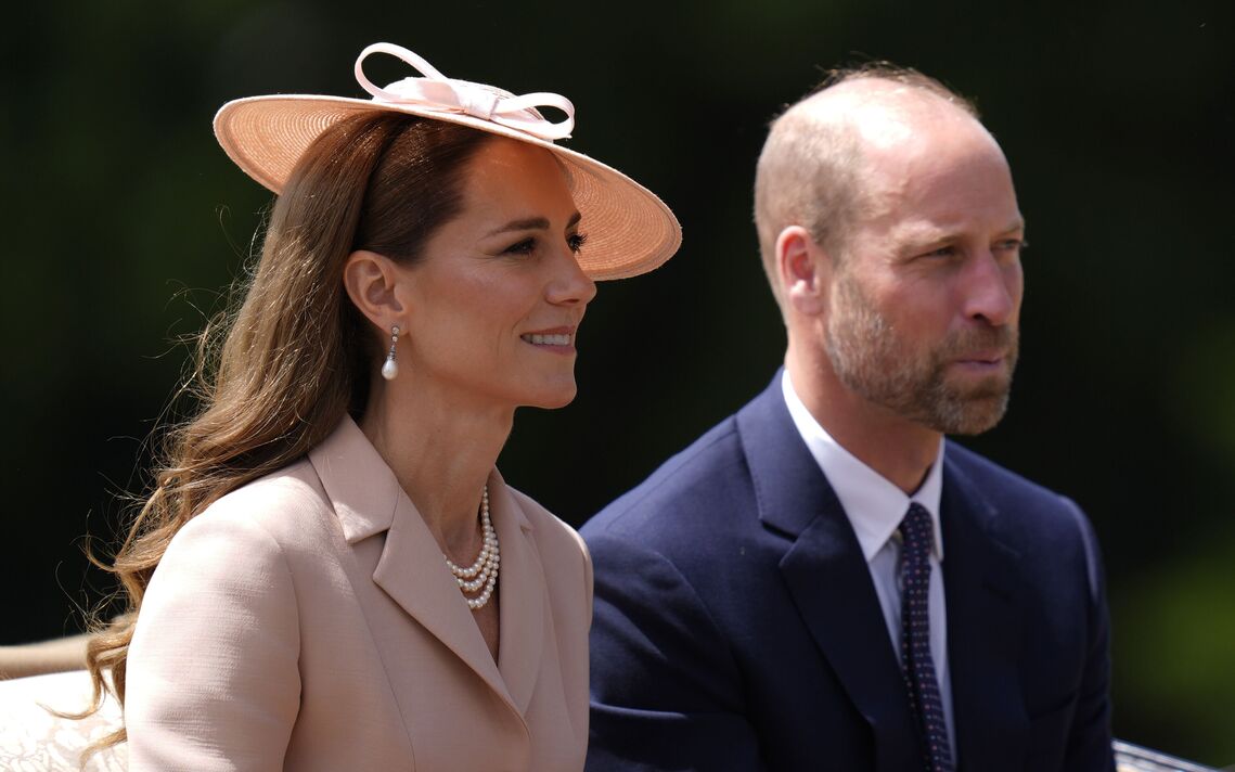 Vương phi Kate gây choáng với visual “nữ thần” bên Thân vương William, bất chấp việc vừa trải qua cuộc chiến với ung thư- Ảnh 2. Vương phi Kate gây choáng với visual “nữ thần” bên Thân vương William, bất chấp việc vừa trải qua cuộc chiến với ung thư- Ảnh 2.