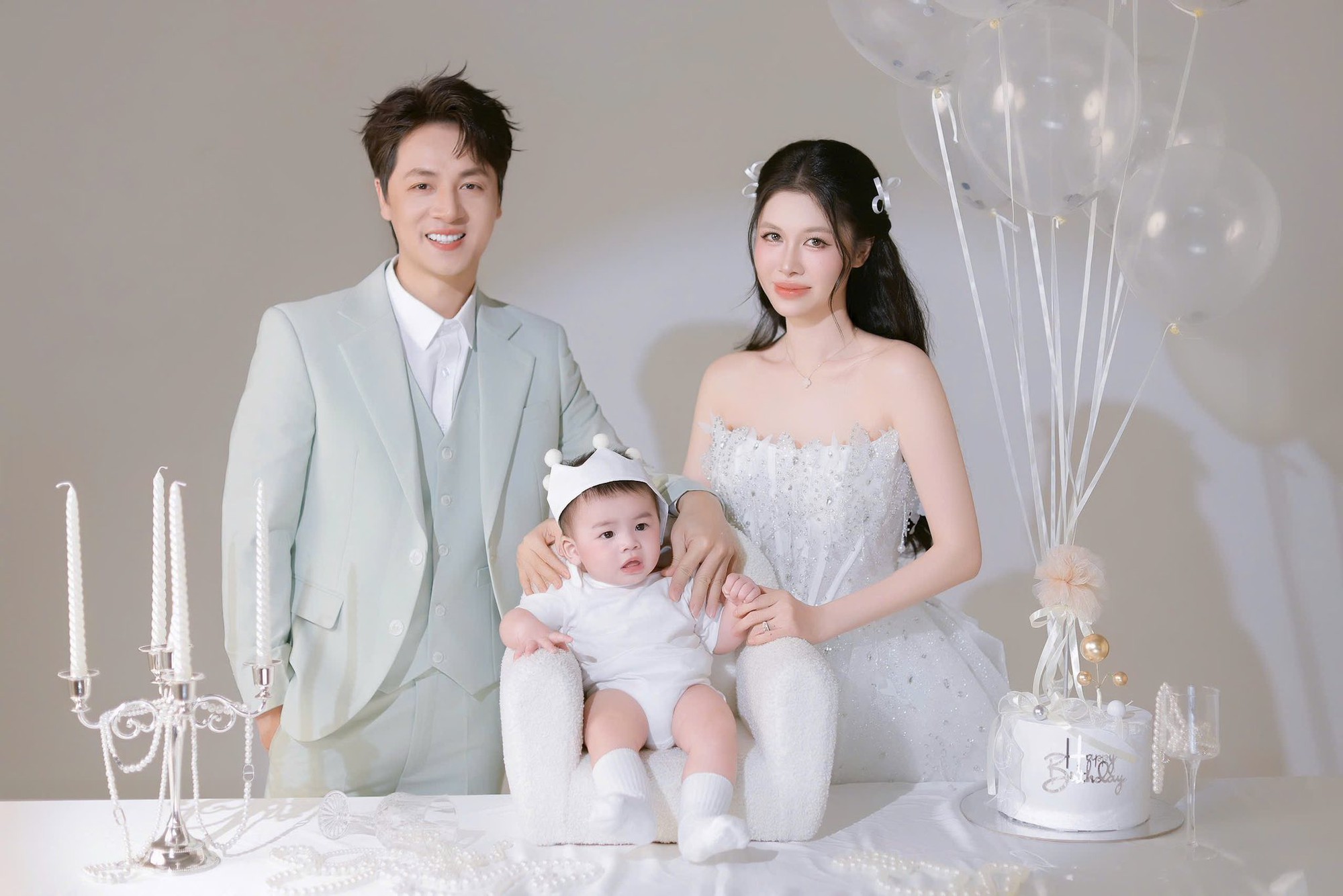 Hot mom Thủy Anh khoe bộ ảnh mừng tuổi 40 đẹp lung linh, nhưng cậu út Kai mới 8 tháng tuổi lại "chiếm mất" spotlight- Ảnh 3. Hot mom Thủy Anh khoe bộ ảnh mừng tuổi 40 đẹp lung linh, nhưng cậu út Kai mới 8 tháng tuổi lại "chiếm mất" spotlight- Ảnh 3.