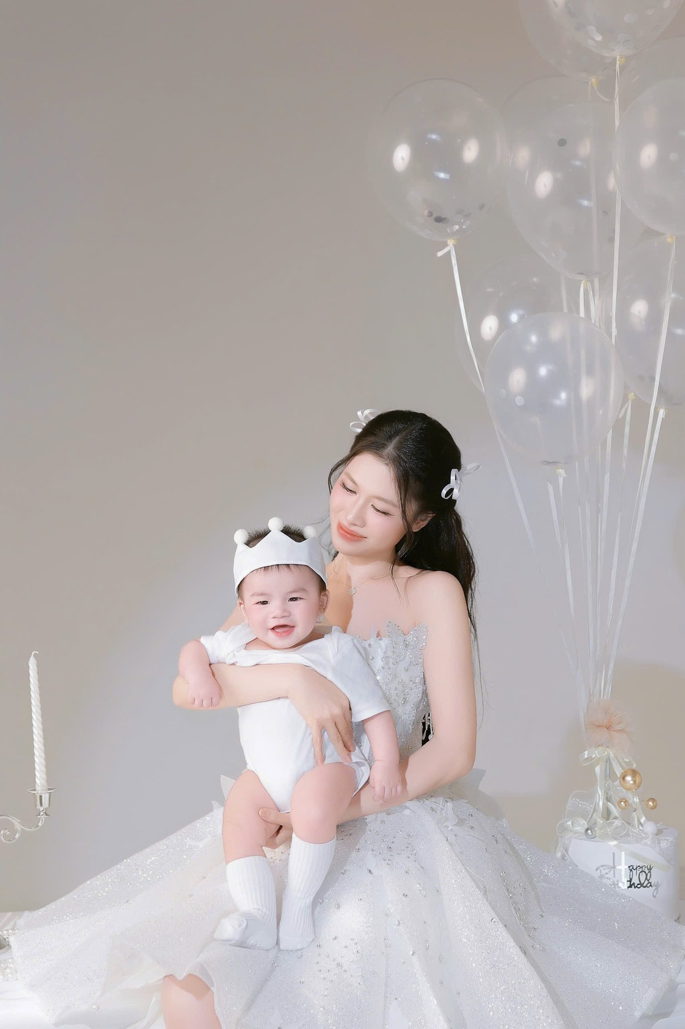 Hot mom Thủy Anh khoe bộ ảnh mừng tuổi 40 đẹp lung linh, nhưng cậu út Kai mới 8 tháng tuổi lại Hot mom Thủy Anh khoe bộ ảnh mừng tuổi 40 đẹp lung linh, nhưng cậu út Kai mới 8 tháng tuổi lại