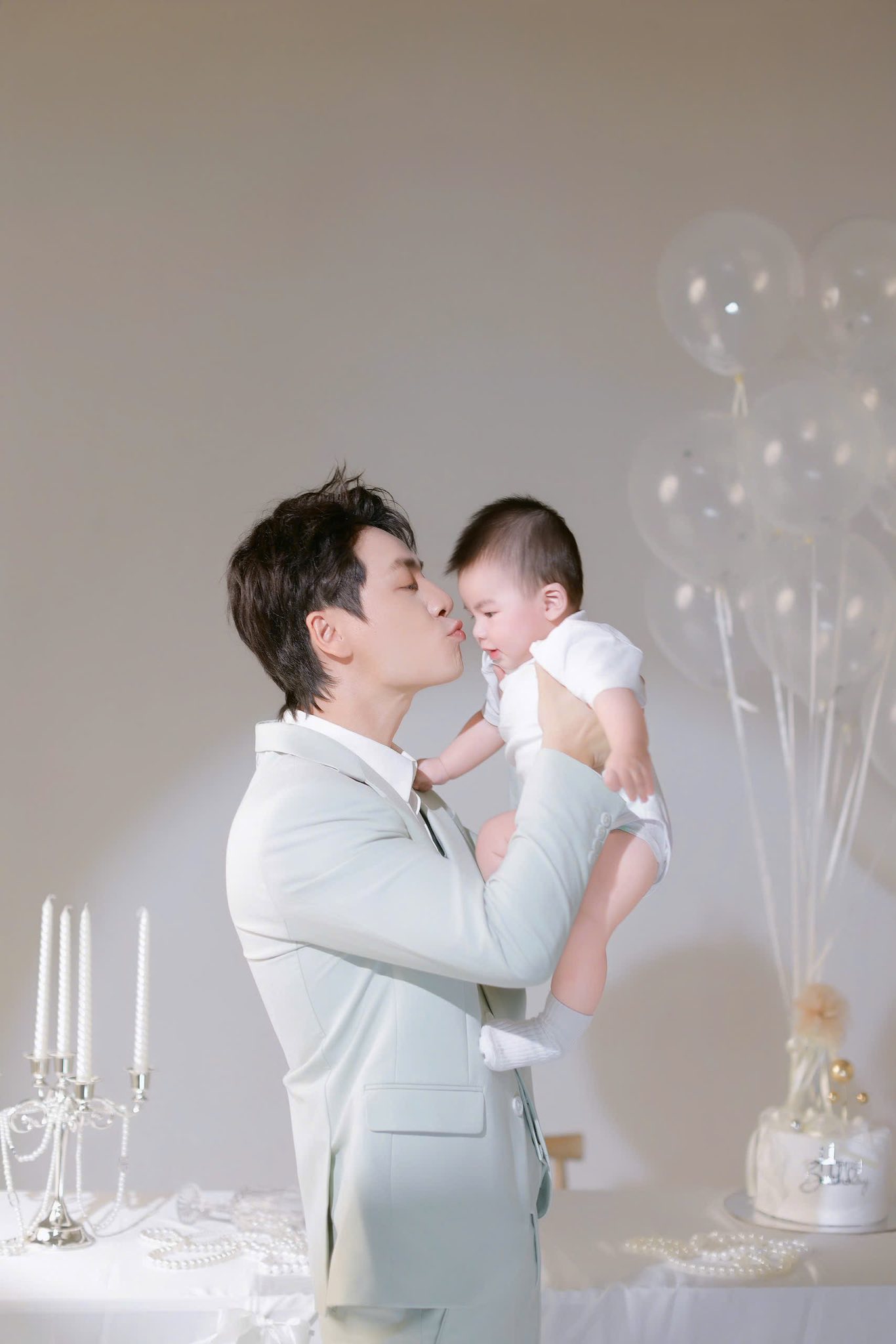 Hot mom Thủy Anh khoe bộ ảnh mừng tuổi 40 đẹp lung linh, nhưng cậu út Kai mới 8 tháng tuổi lại Hot mom Thủy Anh khoe bộ ảnh mừng tuổi 40 đẹp lung linh, nhưng cậu út Kai mới 8 tháng tuổi lại