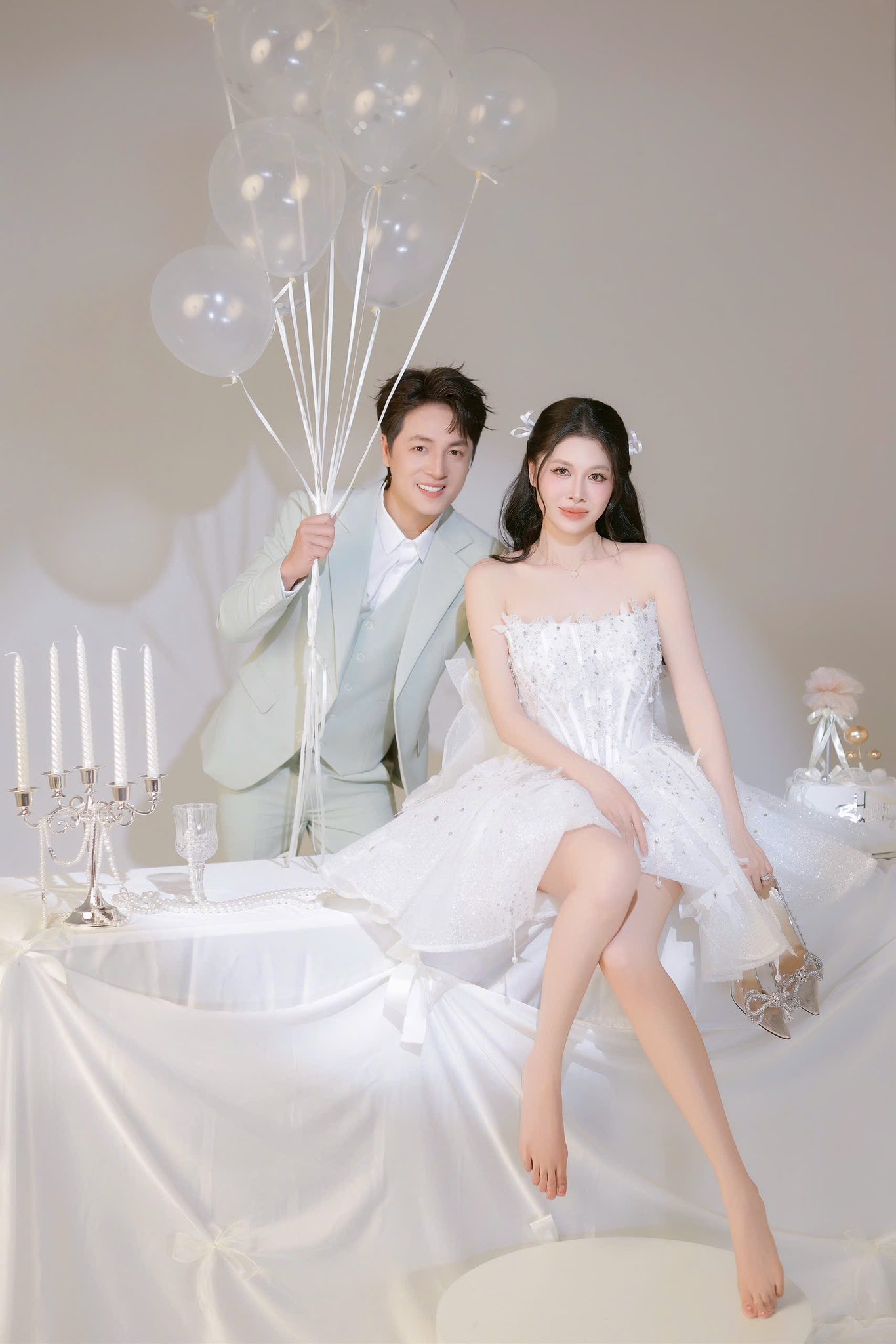 Hot mom Thủy Anh khoe bộ ảnh mừng tuổi 40 đẹp lung linh, nhưng cậu út Kai mới 8 tháng tuổi lại Hot mom Thủy Anh khoe bộ ảnh mừng tuổi 40 đẹp lung linh, nhưng cậu út Kai mới 8 tháng tuổi lại