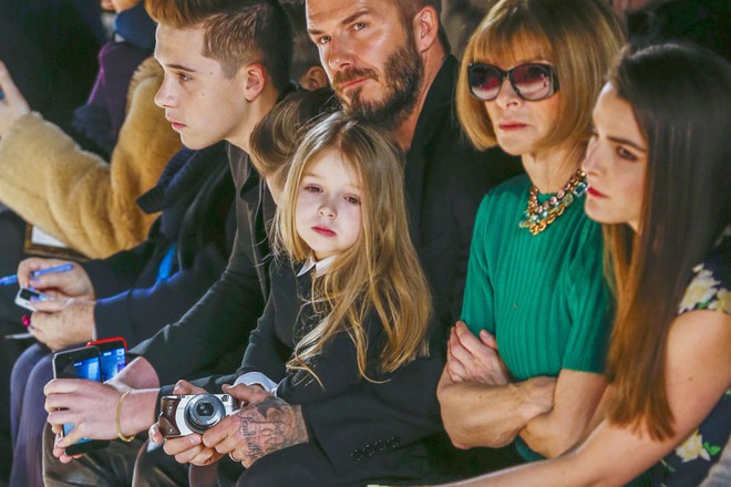Ngắm tiểu thư Harper Beckham ngày nhỏ đáng yêu như thiên thần giờ hóa thiếu nữ phổng phao khiến ai cũng trầm trồ- Ảnh 9. Ngắm tiểu thư Harper Beckham ngày nhỏ đáng yêu như thiên thần giờ hóa thiếu nữ phổng phao khiến ai cũng trầm trồ- Ảnh 9.