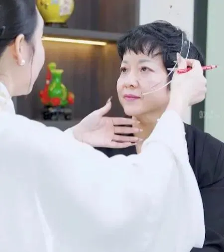 Hàng loạt video nghệ sĩ Việt quảng cáo chân mày phong thủy biến mất - Ảnh 3. Hàng loạt video nghệ sĩ Việt quảng cáo chân mày phong thủy biến mất - Ảnh 3.