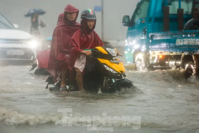 Từ đêm nay, miền Bắc bước vào đợt mưa rất lớn - Ảnh 1. Từ đêm nay, miền Bắc bước vào đợt mưa rất lớn - Ảnh 1.
