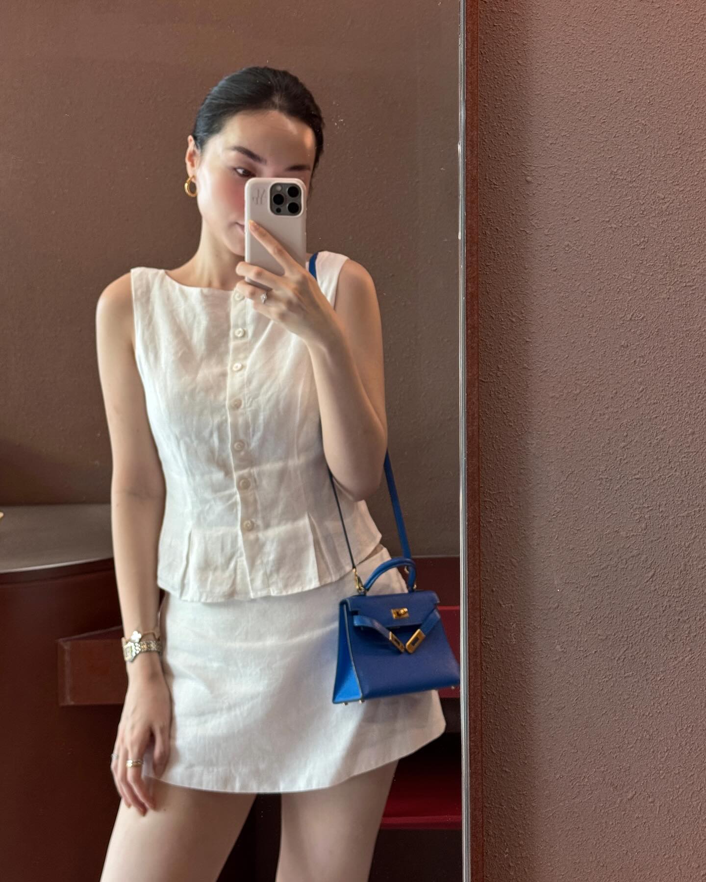 Lê Hà Trúc mặc đồ màu trung tính đẹp quá đáng: Vừa trẻ vừa sang, không điểm nào chê - Ảnh 1. Lê Hà Trúc mặc đồ màu trung tính đẹp quá đáng: Vừa trẻ vừa sang, không điểm nào chê - Ảnh 1.