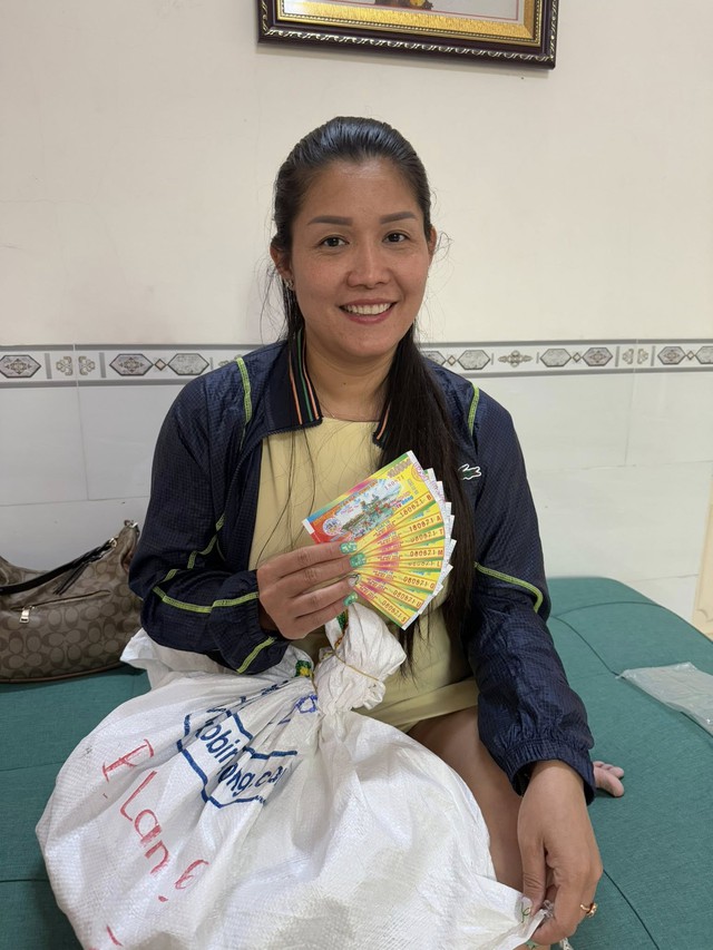 Nam thanh niên không biết chữ trúng độc đắc 4 tỷ đồng, nhận toàn bộ tiền mặt ở nơi gây ngỡ ngàng - Ảnh 1. Nam thanh niên không biết chữ trúng độc đắc 4 tỷ đồng, nhận toàn bộ tiền mặt ở nơi gây ngỡ ngàng - Ảnh 1.