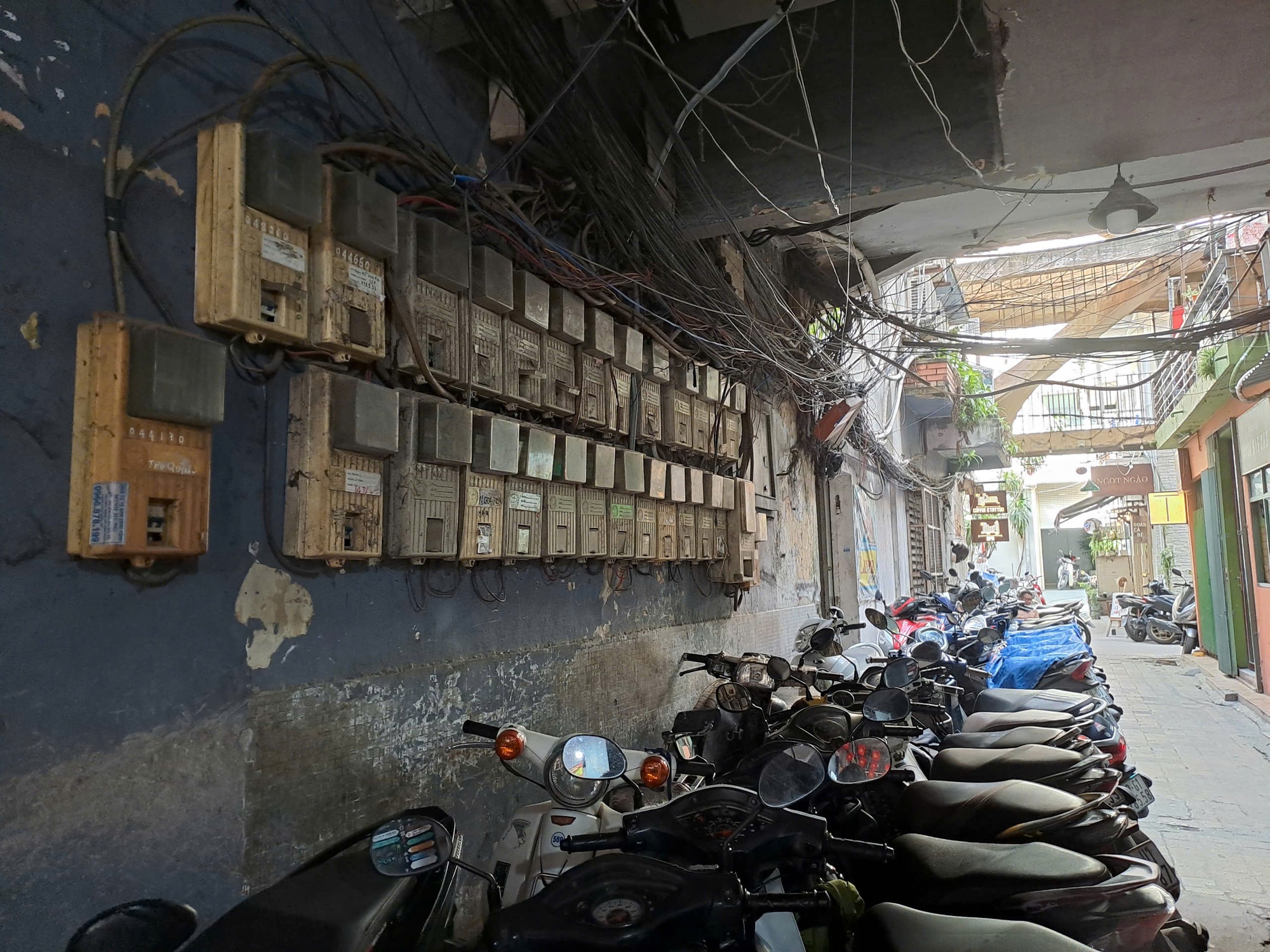 Loạt ảnh &quot;khiếp&quot; với ẩn họa cháy nổ tại nhiều chung cư, cư xá cũ ở TP HCM- Ảnh 4.