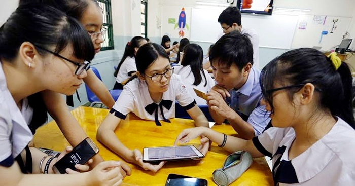 Sẽ cấm học sinh dùng điện thoại kể cả giờ ra chơi - Ảnh 1. Sẽ cấm học sinh dùng điện thoại kể cả giờ ra chơi - Ảnh 1.