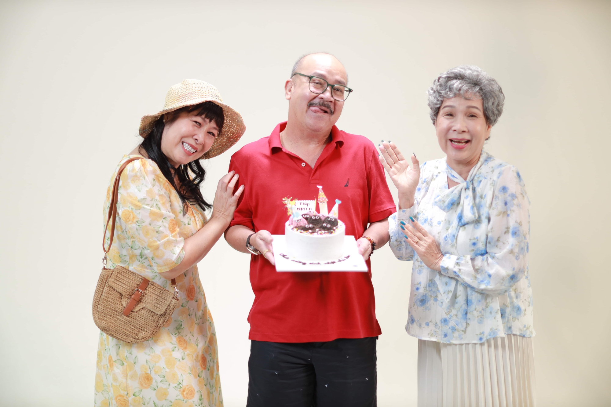 nsnd-hong-van-ns-hoang-son-nsnd-kim-xuan-min-1752207535814-17522075359191352855480.jpg