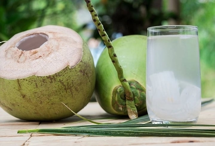 Có nên uống nhiều nước dừa giải khát mùa nắng nóng? - Ảnh 1. Có nên uống nhiều nước dừa giải khát mùa nắng nóng? - Ảnh 1.
