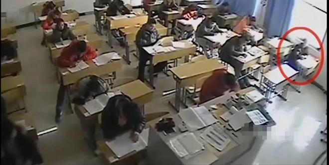 Thi đại học, nam sinh ở Trung Quốc liên tục dùng tẩy xóa đi đáp án đã điền, giám thị liếc nhìn rồi lập tức báo cảnh sát - Ảnh 1. Thi đại học, nam sinh ở Trung Quốc liên tục dùng tẩy xóa đi đáp án đã điền, giám thị liếc nhìn rồi lập tức báo cảnh sát - Ảnh 1.