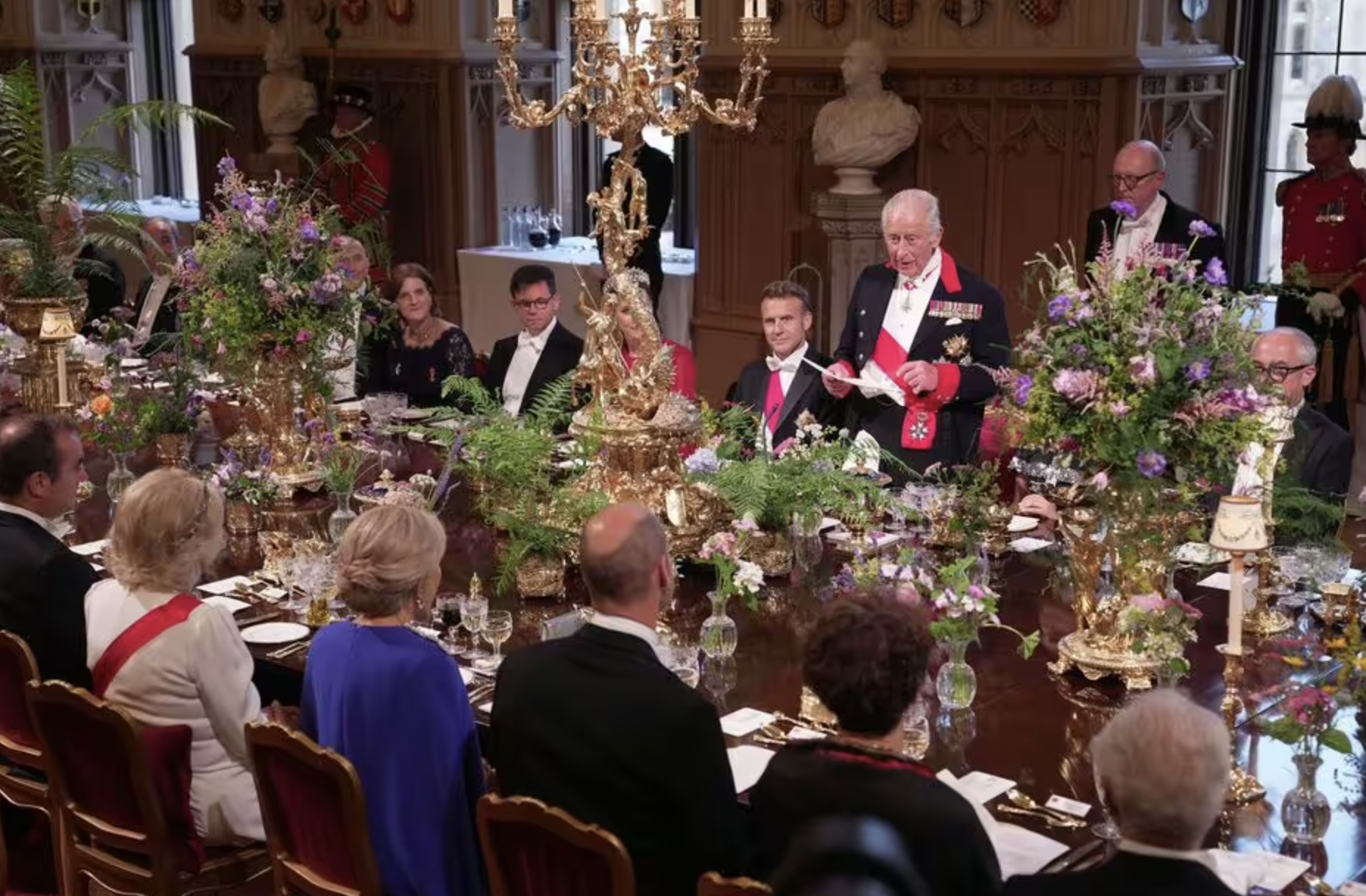 Cận cảnh yến tiệc Vua Charles chiêu đãi Tổng thống Macron, tinh tế ngay từ việc sắp xếp chỗ ngồi?- Ảnh 4. Cận cảnh yến tiệc Vua Charles chiêu đãi Tổng thống Macron, tinh tế ngay từ việc sắp xếp chỗ ngồi?- Ảnh 4.