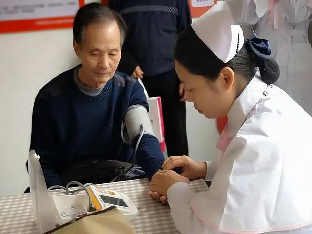 60 tuổi bị huyết áp cao đã 20 năm nhưng chưa một lần đột quỵ: Người đàn ông tiết lộ luôn ăn 1 thực phẩm mỗi ngày - Ảnh 1. 60 tuổi bị huyết áp cao đã 20 năm nhưng chưa một lần đột quỵ: Người đàn ông tiết lộ luôn ăn 1 thực phẩm mỗi ngày - Ảnh 1.