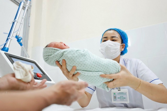 Việt Nam là một trong những nước có tốc độ già hoá nhanh, mức sinh giảm sâu chỉ còn 1,91 con/phụ nữ - Ảnh 1. Việt Nam là một trong những nước có tốc độ già hoá nhanh, mức sinh giảm sâu chỉ còn 1,91 con/phụ nữ - Ảnh 1.
