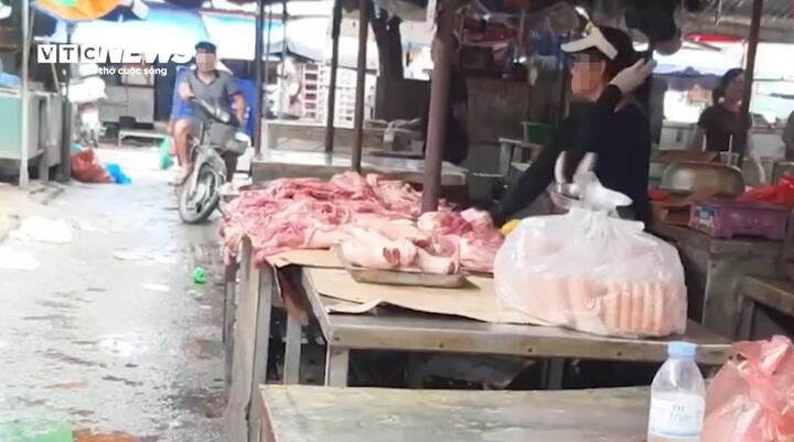 Xúc xích không nhãn bán tràn lan ngoài chợ, bị kiểm tra lại nói 'hàng nhà làm để ăn' - Ảnh 1. Xúc xích không nhãn bán tràn lan ngoài chợ, bị kiểm tra lại nói 'hàng nhà làm để ăn' - Ảnh 1.