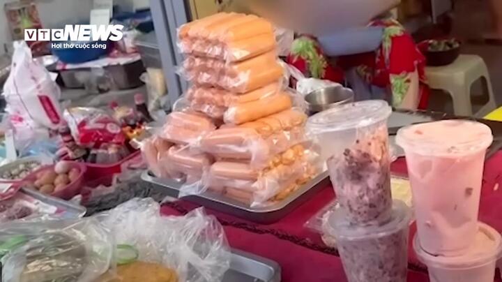 Xúc xích không nhãn bán tràn lan ngoài chợ, bị kiểm tra lại nói 'hàng nhà làm để ăn' - Ảnh 4. Xúc xích không nhãn bán tràn lan ngoài chợ, bị kiểm tra lại nói 'hàng nhà làm để ăn' - Ảnh 4.