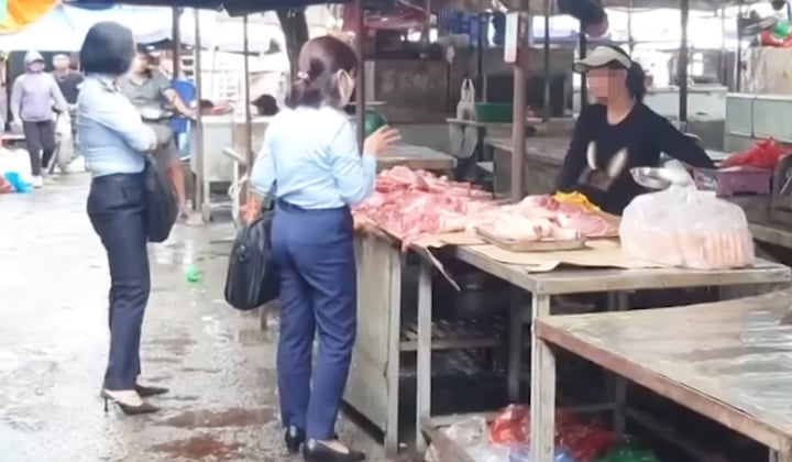 Xúc xích không nhãn bán tràn lan ngoài chợ, bị kiểm tra lại nói 'hàng nhà làm để ăn' - Ảnh 5. Xúc xích không nhãn bán tràn lan ngoài chợ, bị kiểm tra lại nói 'hàng nhà làm để ăn' - Ảnh 5.