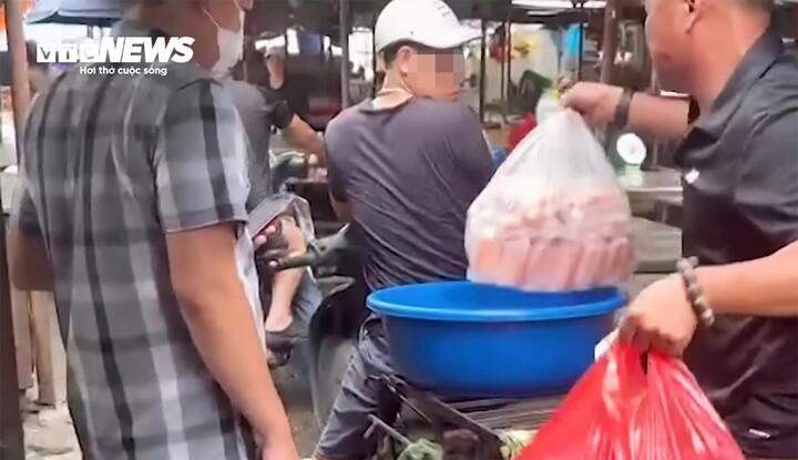 Xúc xích không nhãn bán tràn lan ngoài chợ, bị kiểm tra lại nói 'hàng nhà làm để ăn' - Ảnh 3. Xúc xích không nhãn bán tràn lan ngoài chợ, bị kiểm tra lại nói 'hàng nhà làm để ăn' - Ảnh 3.