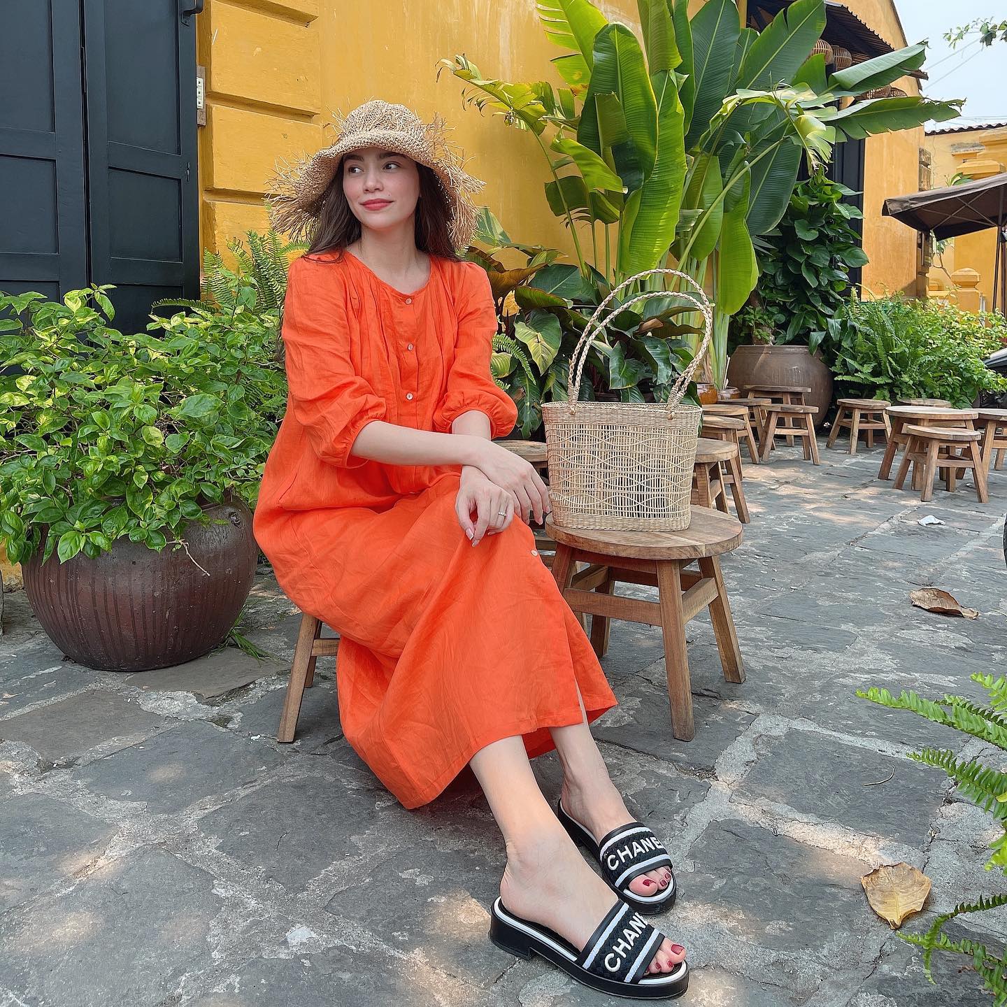 Đừng để style mãi nhạt nhẽo, nàng tham khảo ngay 10 cách mặc đồ màu sắc để nổi nhất đám đông mà vẫn sang chảnh - Ảnh 2. Đừng để style mãi nhạt nhẽo, nàng tham khảo ngay 10 cách mặc đồ màu sắc để nổi nhất đám đông mà vẫn sang chảnh - Ảnh 2.