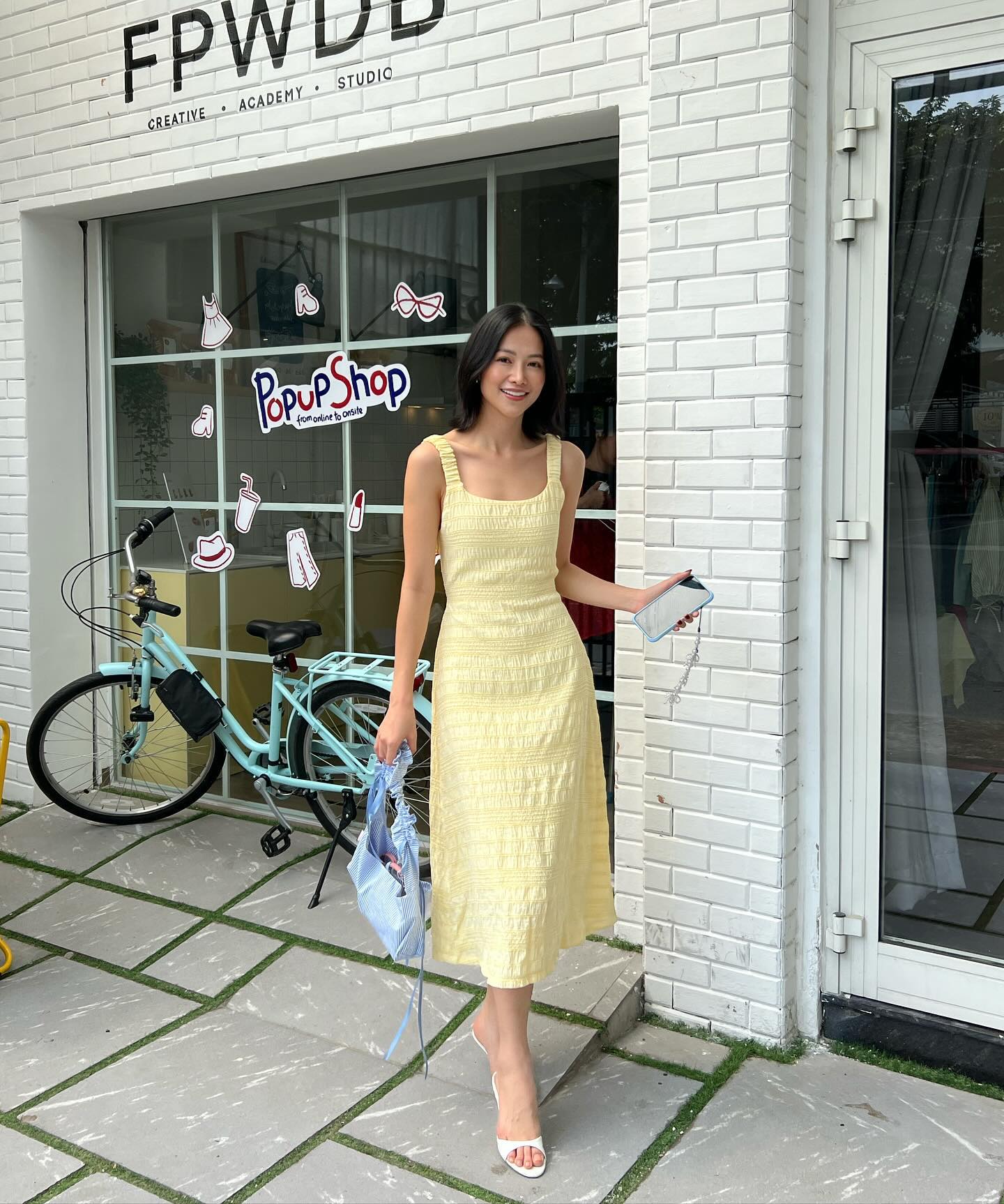 Đừng để style mãi nhạt nhẽo, nàng tham khảo ngay 10 cách mặc đồ màu sắc để nổi nhất đám đông mà vẫn sang chảnh - Ảnh 5. Đừng để style mãi nhạt nhẽo, nàng tham khảo ngay 10 cách mặc đồ màu sắc để nổi nhất đám đông mà vẫn sang chảnh - Ảnh 5.
