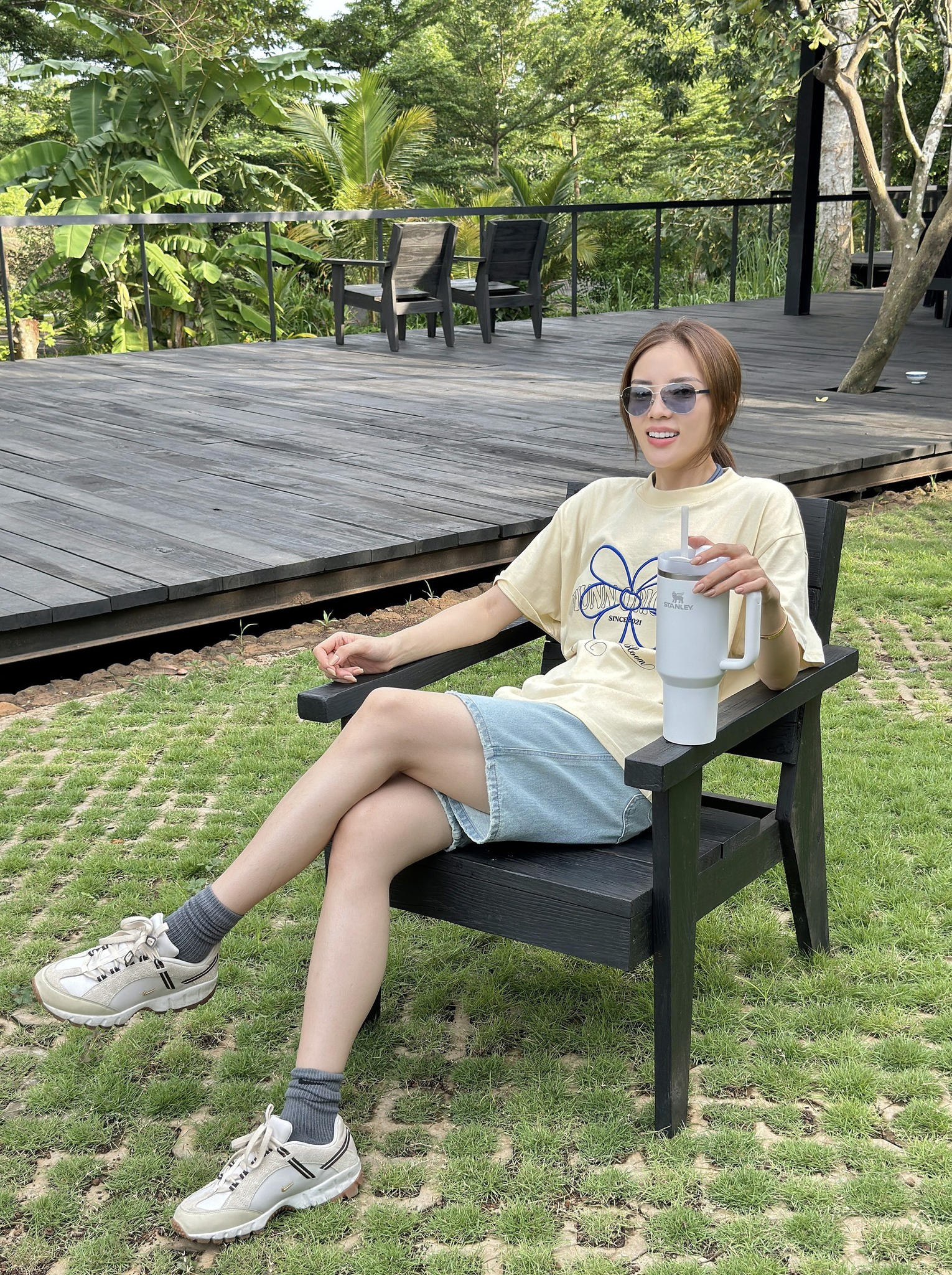 Hoa hậu Kỳ Duyên đắm đuối mãi 1 chiếc bình, đi đâu cũng thấy xách theo- Ảnh 3. Hoa hậu Kỳ Duyên đắm đuối mãi 1 chiếc bình, đi đâu cũng thấy xách theo- Ảnh 3.