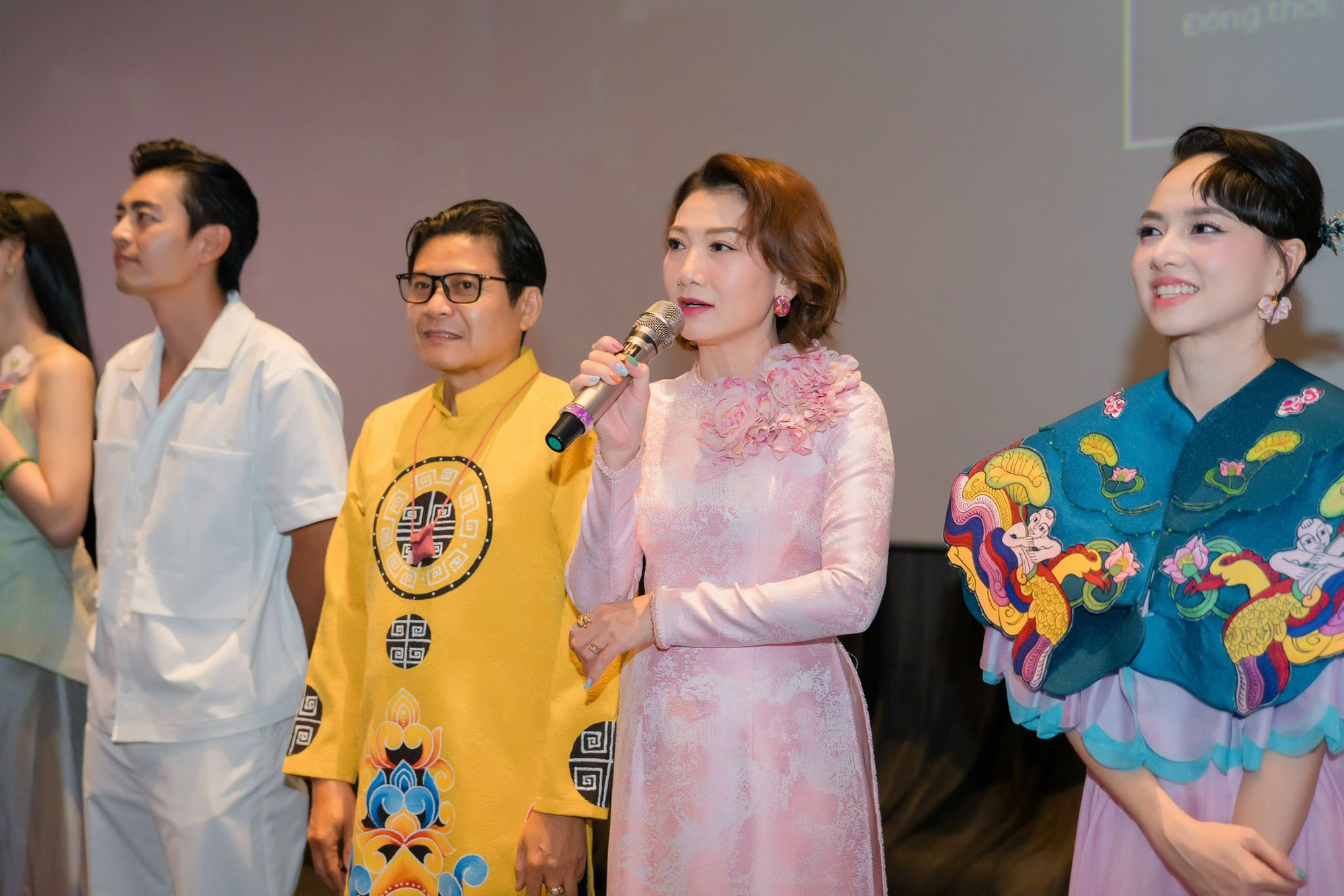 Nghệ sĩ Mỹ Uyên gây sốc đăng ảnh khoá môi cô gái lạ mặt - Ảnh 5. Nghệ sĩ Mỹ Uyên gây sốc đăng ảnh khoá môi cô gái lạ mặt - Ảnh 5.