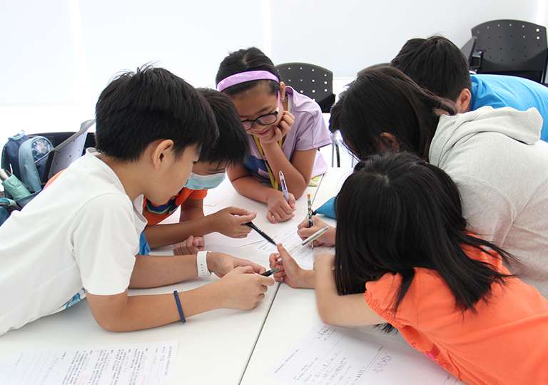 Con trai đi trại hè khoa học về nhà ngủ li bì cả ngày, mẹ sốc nặng khi biết lý do thật sự sau loạt ảnh lung linh- Ảnh 1. Con trai đi trại hè khoa học về nhà ngủ li bì cả ngày, mẹ sốc nặng khi biết lý do thật sự sau loạt ảnh lung linh- Ảnh 1.