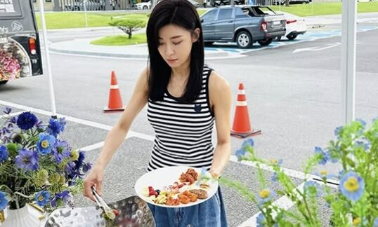 Vóc dáng thon gọn của mỹ nhân đẹp nhất phim "Sex is Zero" Ha Ji Won khiến ai cũng phải trầm trồ: Ăn thế bảo sao 47 tuổi mà không chút mỡ thừa!- Ảnh 2. Vóc dáng thon gọn của mỹ nhân đẹp nhất phim "Sex is Zero" Ha Ji Won khiến ai cũng phải trầm trồ: Ăn thế bảo sao 47 tuổi mà không chút mỡ thừa!- Ảnh 2.