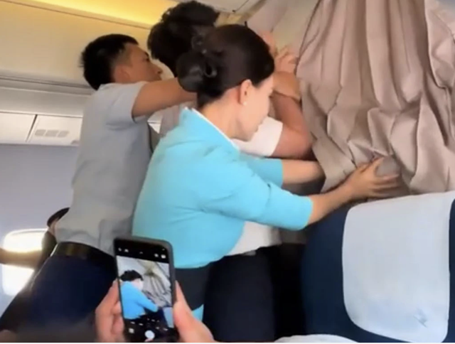 Máy bay hỗn loạn vì nhóm fan cuồng xông vào khoang thương gia “săn” thần tượng, 3 tiếp viên chật vật van xin - Ảnh 3. Máy bay hỗn loạn vì nhóm fan cuồng xông vào khoang thương gia “săn” thần tượng, 3 tiếp viên chật vật van xin - Ảnh 3.