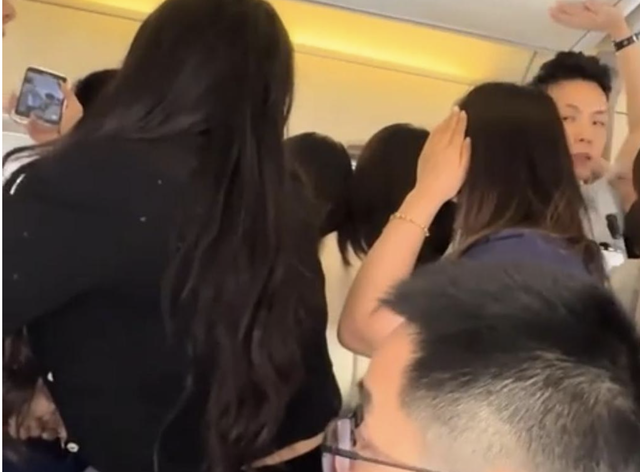 Máy bay hỗn loạn vì nhóm fan cuồng xông vào khoang thương gia “săn” thần tượng, 3 tiếp viên chật vật van xin - Ảnh 1. Máy bay hỗn loạn vì nhóm fan cuồng xông vào khoang thương gia “săn” thần tượng, 3 tiếp viên chật vật van xin - Ảnh 1.