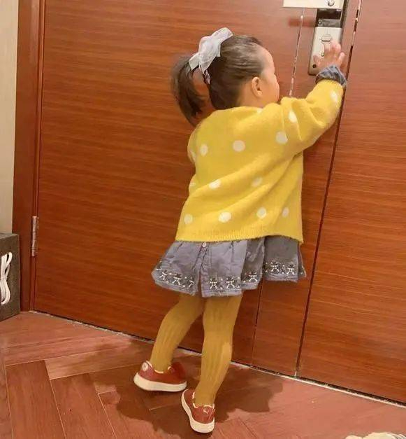 Nghe tiếng động lạ phát ra từ phòng cha mẹ, cô bé 5 tuổi tò mò đẩy cửa vào: Phụ huynh ngượng ngùng, xấu hổ- Ảnh 1. Nghe tiếng động lạ phát ra từ phòng cha mẹ, cô bé 5 tuổi tò mò đẩy cửa vào: Phụ huynh ngượng ngùng, xấu hổ- Ảnh 1.