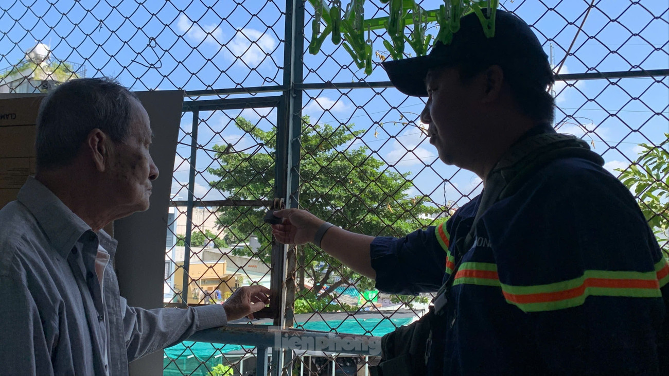Sau vụ cháy khiến 8 người tử vong ở TPHCM: Cảnh sát đến tận chung cư vận động gỡ lồng sắt, tháo ‘chuồng cọp’ - Ảnh 13. Sau vụ cháy khiến 8 người tử vong ở TPHCM: Cảnh sát đến tận chung cư vận động gỡ lồng sắt, tháo ‘chuồng cọp’ - Ảnh 13.