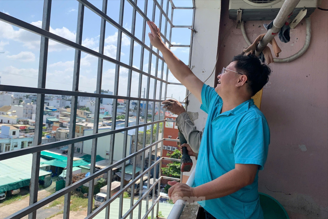 Sau vụ cháy khiến 8 người tử vong ở TPHCM: Cảnh sát đến tận chung cư vận động gỡ lồng sắt, tháo ‘chuồng cọp’ - Ảnh 6. Sau vụ cháy khiến 8 người tử vong ở TPHCM: Cảnh sát đến tận chung cư vận động gỡ lồng sắt, tháo ‘chuồng cọp’ - Ảnh 6.