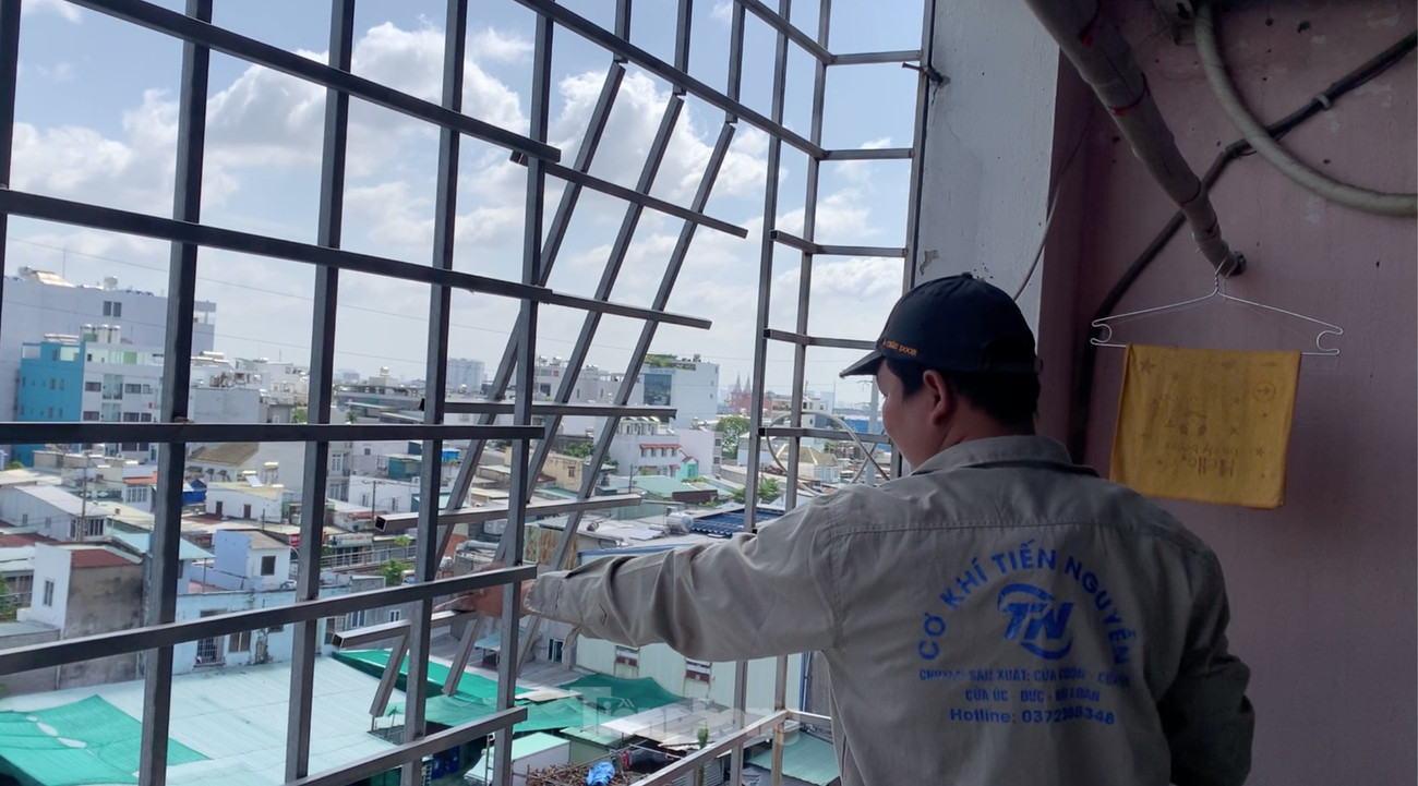 Sau vụ cháy khiến 8 người tử vong ở TPHCM: Cảnh sát đến tận chung cư vận động gỡ lồng sắt, tháo ‘chuồng cọp’ - Ảnh 7. Sau vụ cháy khiến 8 người tử vong ở TPHCM: Cảnh sát đến tận chung cư vận động gỡ lồng sắt, tháo ‘chuồng cọp’ - Ảnh 7.