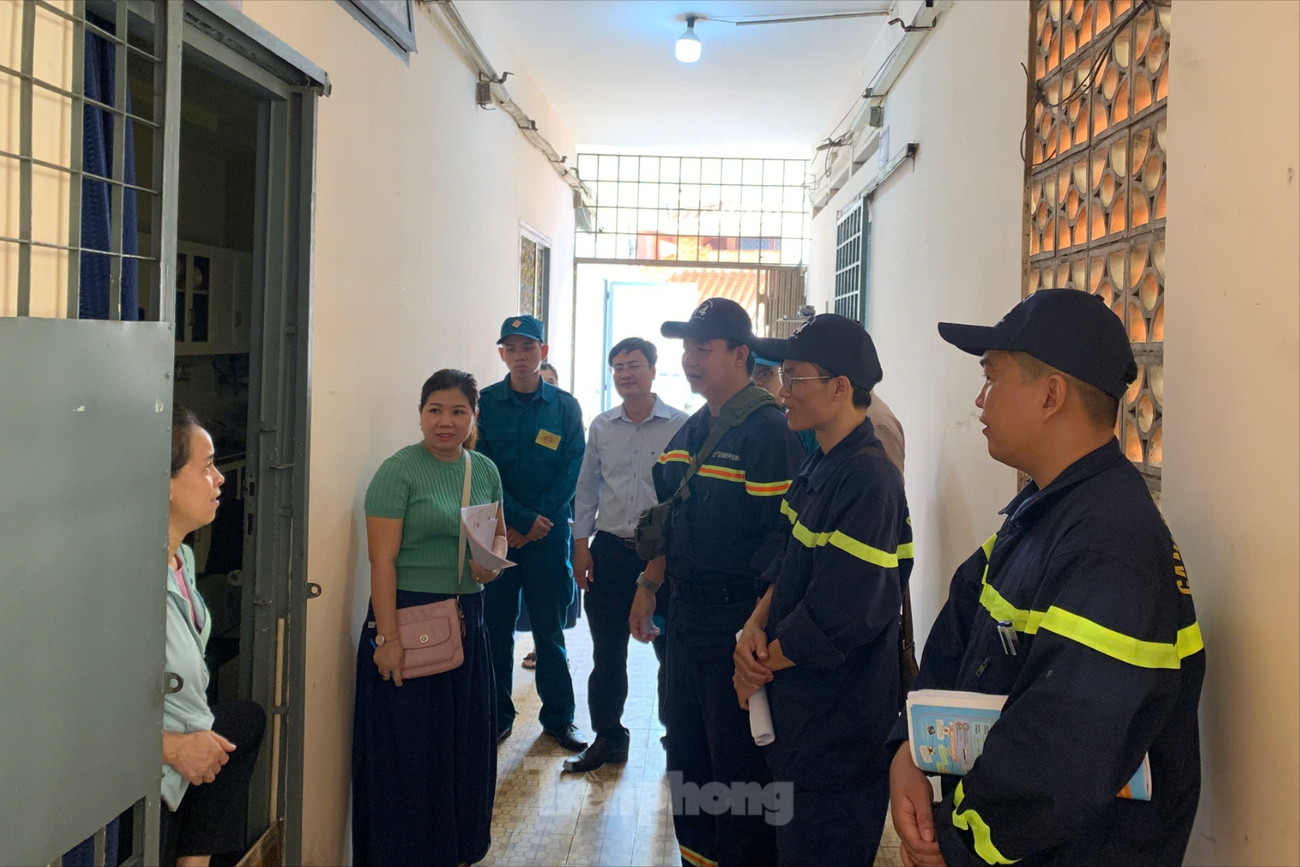 Sau vụ cháy khiến 8 người tử vong ở TPHCM: Cảnh sát đến tận chung cư vận động gỡ lồng sắt, tháo ‘chuồng cọp’ - Ảnh 1. Sau vụ cháy khiến 8 người tử vong ở TPHCM: Cảnh sát đến tận chung cư vận động gỡ lồng sắt, tháo ‘chuồng cọp’ - Ảnh 1.