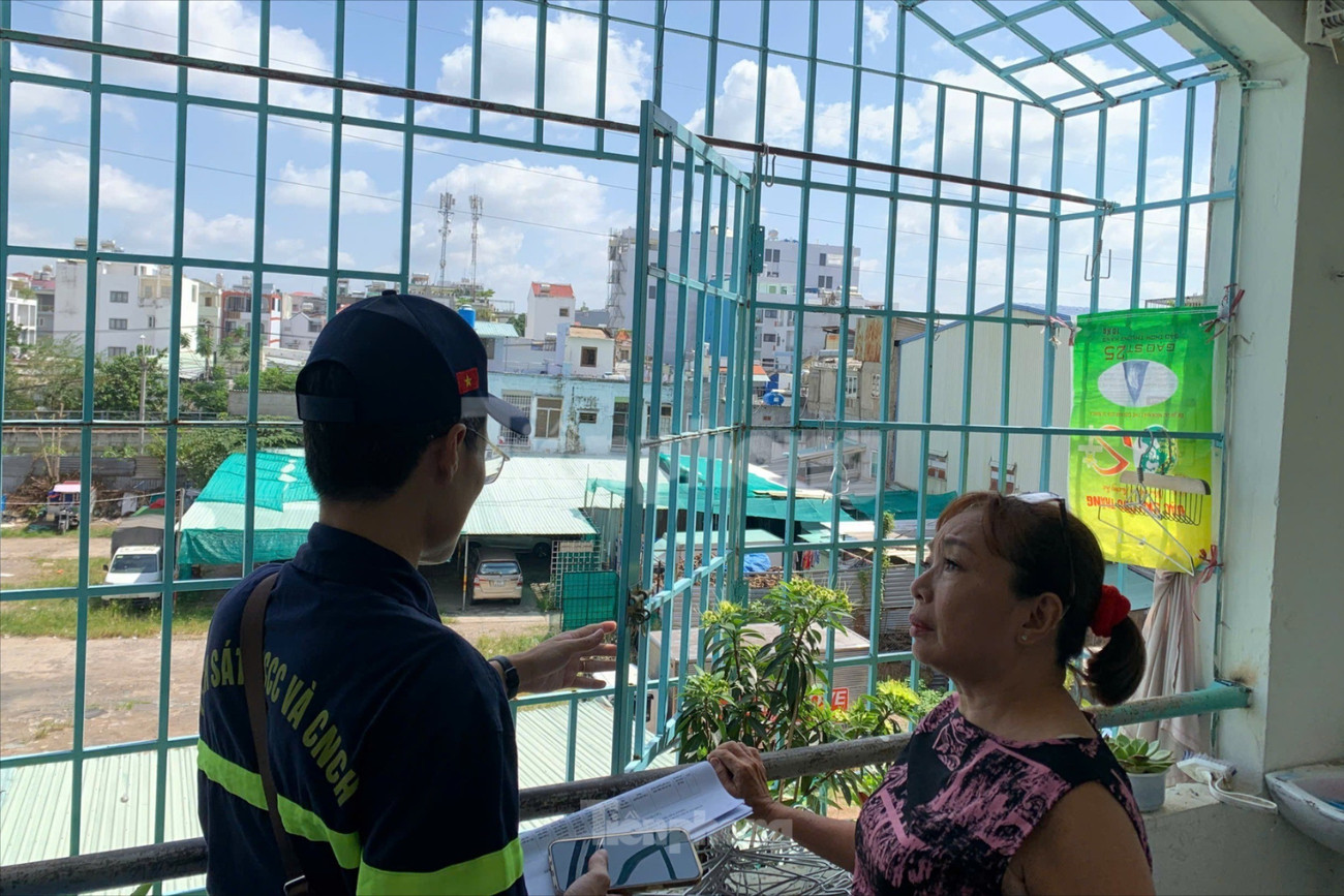 Sau vụ cháy khiến 8 người tử vong ở TPHCM: Cảnh sát đến tận chung cư vận động gỡ lồng sắt, tháo ‘chuồng cọp’ - Ảnh 9. Sau vụ cháy khiến 8 người tử vong ở TPHCM: Cảnh sát đến tận chung cư vận động gỡ lồng sắt, tháo ‘chuồng cọp’ - Ảnh 9.