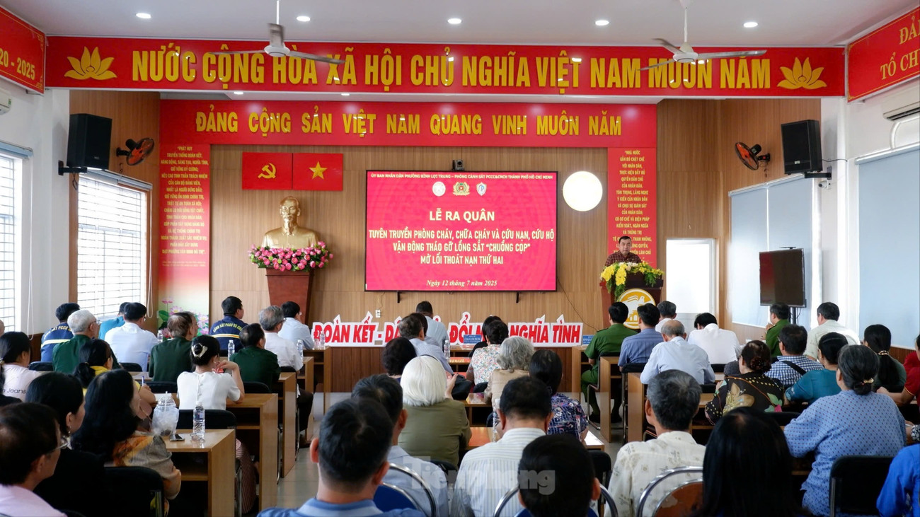 Sau vụ cháy khiến 8 người tử vong ở TPHCM: Cảnh sát đến tận chung cư vận động gỡ lồng sắt, tháo ‘chuồng cọp’ - Ảnh 3. Sau vụ cháy khiến 8 người tử vong ở TPHCM: Cảnh sát đến tận chung cư vận động gỡ lồng sắt, tháo ‘chuồng cọp’ - Ảnh 3.